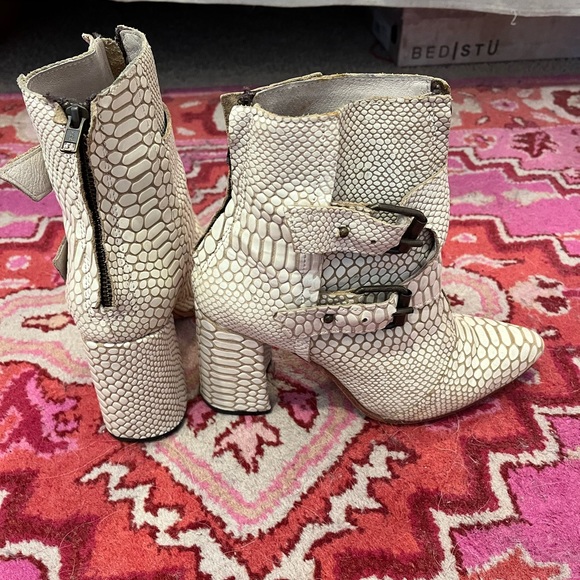 Freebird Joey Booties size 9 - Picture 5 of 7